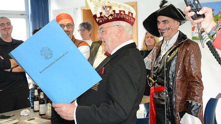 Klaus Mültner (links) vom Fastnacht-Verband Franken bei seiner Laudatio auf Fredi Breunig (rechts).