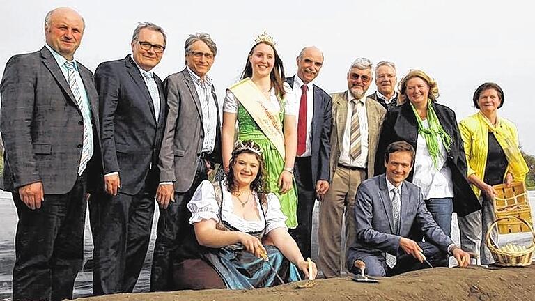 Königliches Gemüse: Die Spargelsaison im Schweinfurter Land ist offiziell eröffnet. Von links Konrad Klein (Kreisobmann Bauernverband, Bezirksrat Stefan Funk, Bürgermeister Albrecht Hofmann, die Fränkische Spargelkönigin Miriam Adel, Artur Steinmann (Fränkischer Weinbaupräsident), Hans Höfler (Vorsitzender des Spargel-Erzeugerverbandes Franken) Martin und Margit Götz und Kreisbäuerin Sieglinde Fackelmann, vorne Spargelprinzessin Susanna Götz und Landrat Florian Töpper. Königliches Gemüse: Die Spargelsaison im Schweinfurter Land ist offiziell eröffnet. Von links Konrad Klein (Kreisobmann Bauernverband, Bezirksrat Stefan Funk, Bürgermeister Albrecht Hofmann, die Fränkische Spargelkönigin Miriam Adel, Artur Steinmann (Fränkischer Weinbaupräsident), Hans Höfler (Vorsitzender des Spargel-Erzeugerverbandes Franken) Martin und Margit Götz und Kreisbäuerin Sieglinde Fackelmann, vorne Spargelprinzessin Susanna Götz und Landrat Florian Töpper.