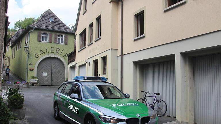 Beim Polizeieinsatz vor der Asylbewerberunterkunft in Mainstockheim verschwanden die 24 jungen Männer rasch im Haus.