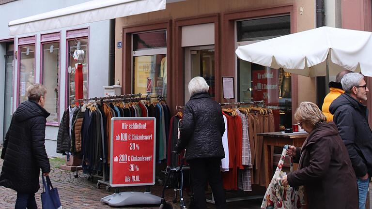 Ausverkauf: Herrenmode Phönix in der Hauptstraße Lohr öffnet am Samstag das letzte Mal seine Ladentüre.