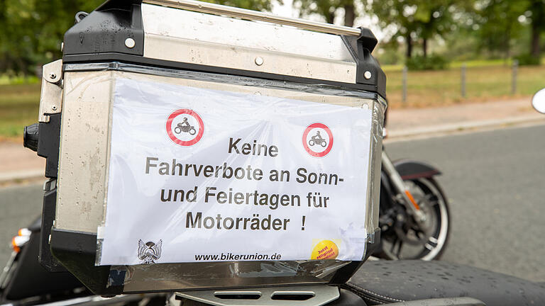 Biker demonstrieren auf ihren Motorrädern gegen die von der Politik angestrebten Fahrverbote an Sonn- und Feiertagen sowie der Verschärfung von Betrieb- und Zulassung in Protestfahrten. Eine solche soll am Samstag auch in Mellrichstadt und Umgebung stattfinden.