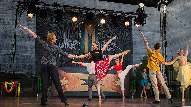 Das Ballettensemble des Landestheaters Coburg startete mit 'Ayi, mama Ines' in den kühlen Sommerabend.