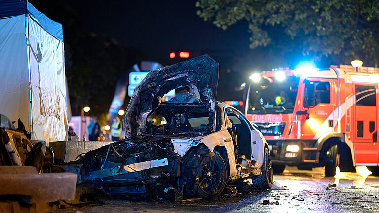 465459808.jpg       -  Ein Mensch ist bei einem Autounfall in Berlin-Charlottenburg in seinem Wagen gestorben, drei weitere sind teils lebensgefährlich verletzt worden.