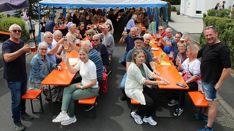 Ein gelungenes Straßenfest in der Ahornstraße feierte die Eigenheimervereinigung Werneck mit zahlreichen Gästen. Stehend links: 1. Vorsitzender Otmar Hart, stehend rechts: 2. Vorsitzender Christian Reith.