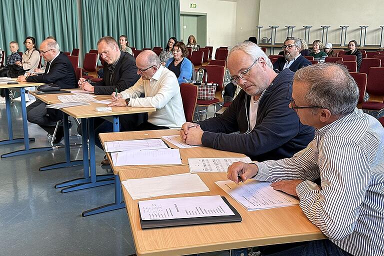 Die Jury hatte es nicht einfach mit ihren Bewertungen beim Vorspieltag am Samstag im Orgelsaal Bad Königshofen. Unser Bild zeigt von rechts: Professor Stefan Bauer, Christoph Jeßberger, Heinz Pallor, Falk Bastigkeit und Juryvorsitzender Elmar Koch, Leiter der Berufsfachschule für Musik Bad Königshofen. Die Jury hatte es nicht einfach mit ihren Bewertungen beim Vorspieltag am Samstag im Orgelsaal Bad Königshofen. Unser Bild zeigt von rechts: Professor Stefan Bauer, Christoph Jeßberger, Heinz Pallor, Falk Bastigkeit und Juryvorsitzender Elmar Koch, Leiter der Berufsfachschule für Musik Bad Königshofen.