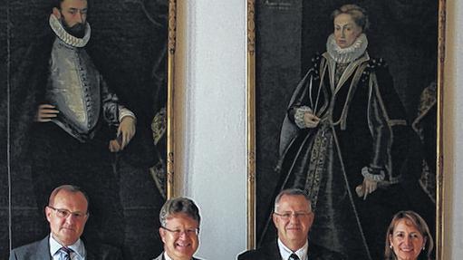 100 Schulranzen für Erstklässler       -  (mama)   9 000 Euro für einen guten Zweck: Aus den Mitteln des Gewinn-Spar-Vereins der Sparda-Bank Nürnberg übergab Roland Kehrlein, Filialleiter der Sparda-Bank Schweinfurt, 100 Schulranzen an Schweinfurts Sozialreferenten Jürgen Montag. Die Büchertaschen-Sets, bestehend aus Büchertasche, Sporttasche, Brustbeutel, Mäppchen und einem Etui mit Buntstiften werden vor Schulbeginn an 100 Erstklässler aus sozial benachteiligten Familien ausgegeben. Im kommenden Schuljahr besuchen rund 17 000 Schüler Schweinfurts Schulen. 381 davon kommen in die erste Klasse. &bdquo;Wenn für viele Kinder nächsten Dienstag ein neues Abenteuer beginnt, legen wir besonders viel Wert auf die Chancengleichheit im Bildungsbereich&ldquo;, erklärt Kehrlein. Die Chancengleichheit sei auch eine Unternehmensphilosophie der Sparda-Bank. Diese habe sich zum Ziel gesetzt, sozial schwachen Familien zu unterstützen, so Kehrlein weiter. Die vor einem Jahr in Nürnberg, Fürth und Würzburg ins Leben gerufene Büchertaschen-Aktion wird dieses Jahr zum ersten Mal in Schweinfurt fortgesetzt. Erweitert wurde die Aktion in Nordbayern auf 13 Kommunen. Die Stadt Schweinfurt hilft bei der Verteilung der Büchertaschen, so sei gewährleistet, dass sie dort ankommen, wo sie benötigt werden, erklärt Sozialreferent Montag. Im Bild (von rechts): Corina Büttner, Leiterin des Amtes für soziale Leistungen der Stadt Schweinfurt, Filialleiter Roland Kehrlein von der Sparda-Bank, Sozialreferent Jürgen Montag und der stellvertretende Leiter des Jobcenters, Alois Kraus.