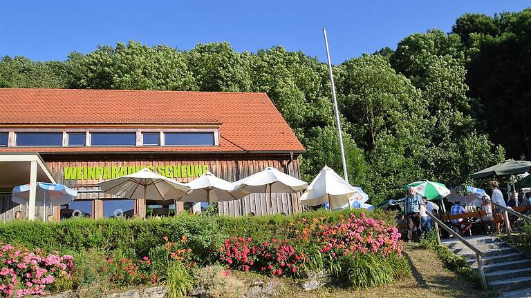 Lebendige Feuerwehrgeschichte       -  Erfolgsgeschichte: Die Weinparadiesscheune auf der Grenze zwischen Unter- und Mittelfranken ist das Aushängeschild im Weinparadies Franken. Auch während der Umbauzeit hatte die Pächterfamilie den Betrieb weitergeführt.