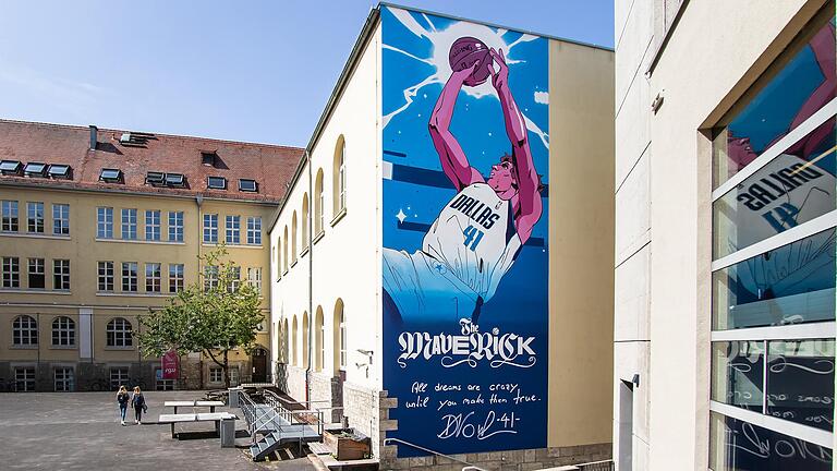 Ein riesiges Dirk Nowitzki-Porträt ist im Innenhof des Röntgen-Gymnasiums am Sanderring zu sehen.