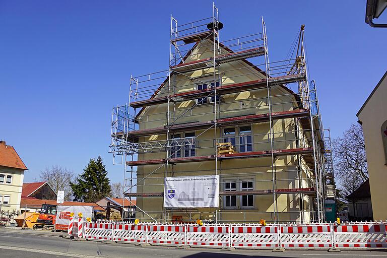 Die Kosten für die aktuelle Generalsanierung mit Umbau und Anbau des Rathauses in der Hausener Ortsmitte einschließlich des Umfeld schlagen sich in den Haushaltsbüchern der Gemeinde nieder. Die Kosten für die aktuelle Generalsanierung mit Umbau und Anbau des Rathauses in der Hausener Ortsmitte einschließlich des Umfeld schlagen sich in den Haushaltsbüchern der Gemeinde nieder.