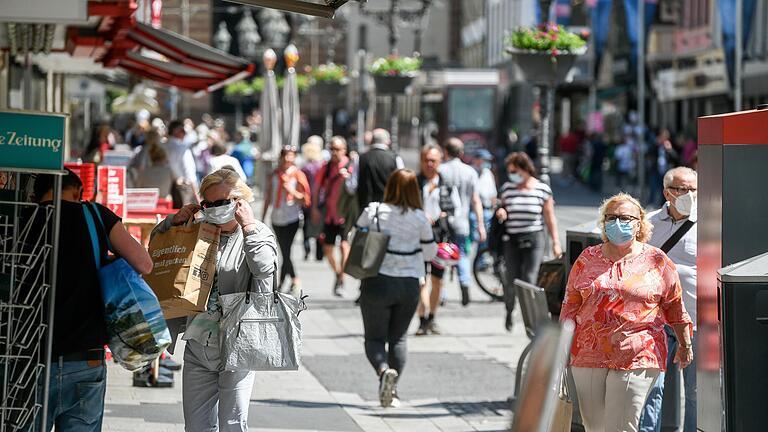Passanten in der Würzburger Innenstadt. Der Stadtmarketingverein Würzburg macht Spaß hat mit einer Umfrage ein Stimmungsbild der Geschäftsleute erstellt. Passanten in der Würzburger Innenstadt. Der Stadtmarketingverein Würzburg macht Spaß hat mit einer Umfrage ein Stimmungsbild der Geschäftsleute erstellt.