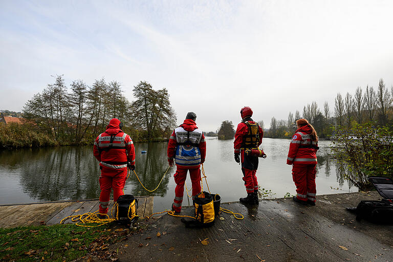 Tauchübung, verbunden mit einem 'Clean-up' im Seglerhafen in Ochsenfurt. Eine Taucherin sucht den Grund des Mains systematisch nach Unrat ab, gesichert von Leinenführer Jannick Esslinger (v.li.), Taucheinsatzführer Daniel Hasak, Rettungsschwimmer Lukas Hemm und Sanitäterin Janina Hetzer. Tauchübung, verbunden mit einem 'Clean-up' im Seglerhafen in Ochsenfurt. Eine Taucherin sucht den Grund des Mains systematisch nach Unrat ab, gesichert von Leinenführer Jannick Esslinger (v.li.), Taucheinsatzführer Daniel Hasak, Rettungsschwimmer Lukas Hemm und Sanitäterin Janina Hetzer.