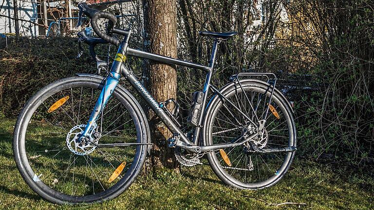 Die Gravelbikes, eine Mischung aus Renn- und Cyclocrossrad, werden mit der gesamten Ausrüstung zwischen 32 und 38 Kilogramm wiegen. Neben zwei Sätzen an Fahrrad- und normalen Klamotten sind auch Ersatzteile wie Fahrradschläuche, Bremsbeläge und Kettenöl mit dabei. Die Gravelbikes, eine Mischung aus Renn- und Cyclocrossrad, werden mit der gesamten Ausrüstung zwischen 32 und 38 Kilogramm wiegen. Neben zwei Sätzen an Fahrrad- und normalen Klamotten sind auch Ersatzteile wie Fahrradschläuche, Bremsbeläge und Kettenöl mit dabei.