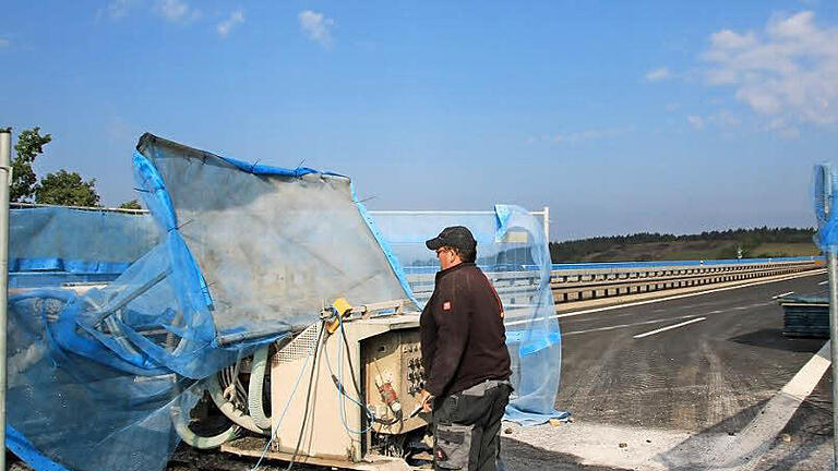 Mit Hochdruckwassertechnik wird die schadhafte Übergangskonstruktion freigelegt, um sie austauschen zu können. Fotos: Heike Beudert       -  Mit Hochdruckwassertechnik wird die schadhafte Übergangskonstruktion freigelegt, um sie austauschen zu können. Fotos: Heike Beudert