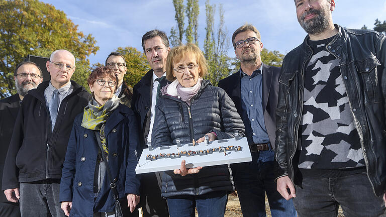 Am Übergang von Ringpark zu Bahnhofsvorplatz wird das Denkmal entstehen. Von rechts nach links: Architekt Matthias Braun, Kulturreferent Achim Könneke, Benita Stolz, Oberbürgermeister Christian Schuchardt, Dr. Helge Grob, Dr. Rotraud Ries, David Hanauer und Harald Ebert.