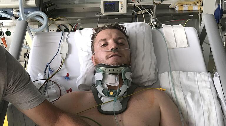 Nerven aus Stahl, die braucht Tobias Büttner auch auf seinem Weg zurück in ein neues Leben: Im Sommer 2019 wachte er mit einer monströsen Manschette um den Hals und Halluzinationen auf der Intensivstation in der Zentralklinik Bad Berkau auf, heute lernt er wieder laufen. Nerven aus Stahl, die braucht Tobias Büttner auch auf seinem Weg zurück in ein neues Leben: Im Sommer 2019 wachte er mit einer monströsen Manschette um den Hals und Halluzinationen auf der Intensivstation in der Zentralklinik Bad Berkau auf, heute lernt er wieder laufen.