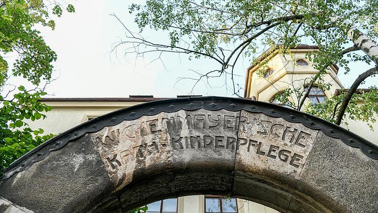 Weitere ehemalige Heimkinder erzählen von ihren Erfahrungen in der Wickenmayerschen Kinderpflege in Würzburg. Die Jungen berichten von Schlägen, Mädchen von Sanftmut.