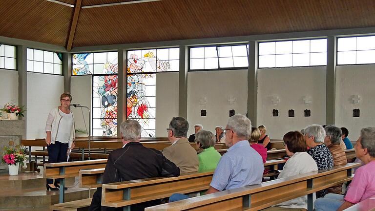 'Zelt Gottes unter den Menschen' nannte Barbara Schraut eine interessante Kirchenführung anlässlich des Kirchenneubaus vor 50 Jahren.