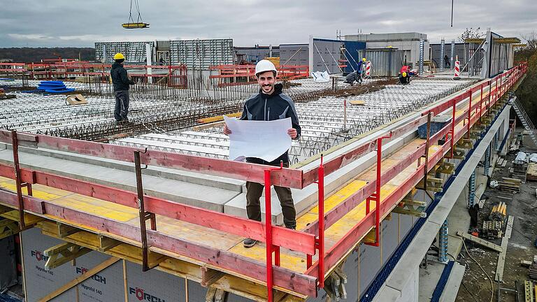 Die vierte Generation bei Elektro Pixis: Geschäftsführer Tim Pixis auf dem Dach einer Baustelle am Hubland in Würzburg.