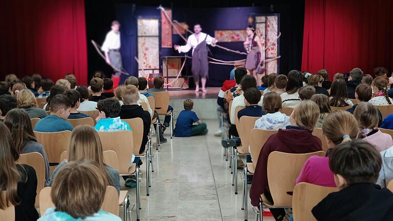 Die Schüler des FRG lauschen gebannt.