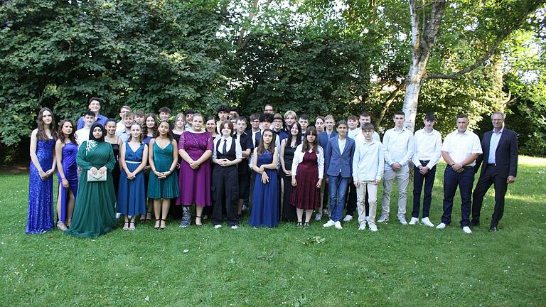 Vor ihrer Entlassfeier stellten sich die ehemaligen Schüler der Klassen 9a und 9b der Mittelschule Zellingen zusammen mit ihren Klassenleitern Matthias Schulz und Peter Stenglein zu einem letzten Gruppenfoto auf.