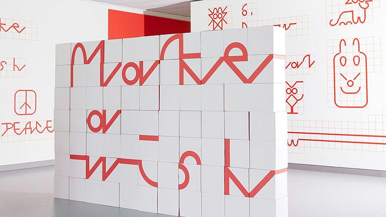Die Ausstellung 'Von A – Smiley. Eine Zeitreise durch die Schrift“ läuft bis zum 6. Oktober in der Halle im Alten Rathaus in Schweinfurt. Die Ausstellung 'Von A – Smiley. Eine Zeitreise durch die Schrift“ läuft bis zum 6. Oktober in der Halle im Alten Rathaus in Schweinfurt. 