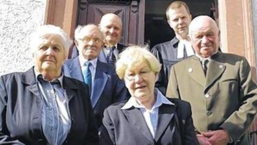 Eiserne Konfirmation: Nach 65 Jahren trafen sich wieder (vorne, von links): Hildegard Nikolai, Margarethe Roth; (Mitte, von links):  Erich Keßler, Walter Oster; (hinten, von links): Leonhard Günther und Pfarrer Thomas Braun.