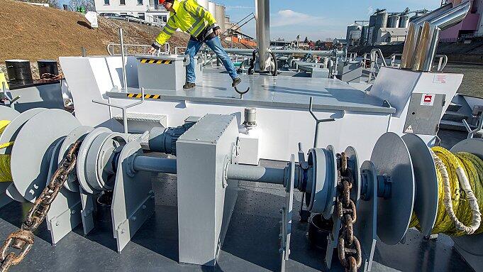 Am Bug des neuen Schiffes. Von dort können über Ketten die schweren Anker geworfen werden.