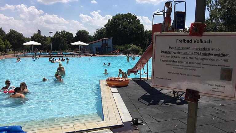 Das Volkacher Freibad im Sommer 2018: Nachdem mehrere Kinder im Juli kleine Schnittverletzungen hatten, wurde das Nichtschwimmer-Becken einige Tage gesperrt. Mit dem Warnhinweis, bitte Badeschuhe zu tragen, wurde es aber wiedereröffnet.