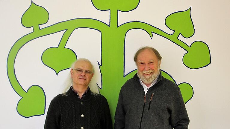 Herzförmige Lindenblätter zieren das BN-Logo, das an die Wand des Kitzinger Büros gemalt ist. Peter Krämer und Manfred Engelhardt (von links) sind seit Jahrzehnten im Zeichen der Linde unterwegs.