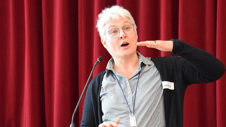 Sr. Katharina Ganz berichtet den Mitarbeitenden der neuen Sozialstation St. Klara viel Interessantes und Wissenswertes über ihre Patronin, die heilige Klara von Assisi. Sr. Katharina Ganz berichtet den Mitarbeitenden der neuen Sozialstation St. Klara viel Interessantes und Wissenswertes über ihre Patronin, die heilige Klara von Assisi.