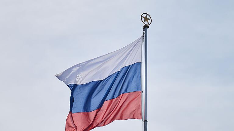 Russische Flagge - Attentäter haben in Dagestans Gebietshauptstadt Machatschkala und der Großstadt Derbent Synagogen und Kirchen angegriffen. Der in Folge dessen verhängte Alarmzustand ist aber wieder aufgehoben. Russische Flagge - Attentäter haben in Dagestans Gebietshauptstadt Machatschkala und der Großstadt Derbent Synagogen und Kirchen angegriffen. Der in Folge dessen verhängte Alarmzustand ist aber wieder aufgehoben.