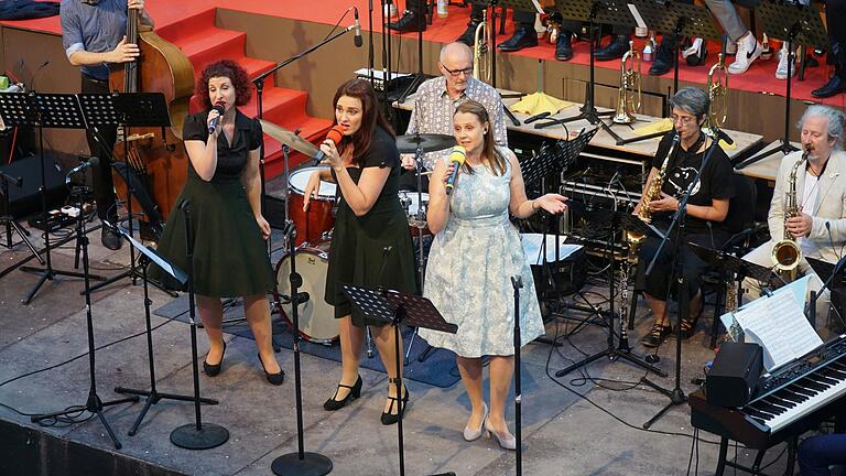 Die Big Band Gemünden beim Konzert auf der Ruine Scherenburgmit den Sängerinnen von links Isabell Lang, Judith Biemüller und Katja Kleinfeller Die Big Band Gemünden beim Konzert auf der Ruine Scherenburgmit den Sängerinnen von links Isabell Lang, Judith Biemüller und Katja Kleinfeller