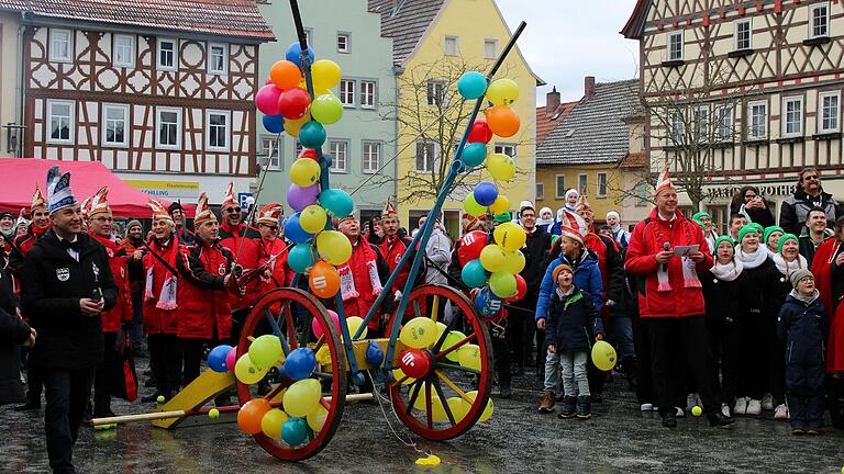 Närrischer Sturm auf das Rathaus: Mit Kanone und Bogenschützen leiteten die Akteure der Mellrichstädter Karnevalsgesellschaft die Machtübernahme in Mellerscht ein. Närrischer Sturm auf das Rathaus: Mit Kanone und Bogenschützen leiteten die Akteure der Mellrichstädter Karnevalsgesellschaft die Machtübernahme in Mellerscht ein.
