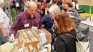 Mit dem Verwalterehepaar des Schlossguts Obbach war auch Christian Schäfer aus der Eigentümerfamilie am Messestand auf der Grünen Woche in Berlin, um Verbraucher über Bio-Landbau aufzuklären.