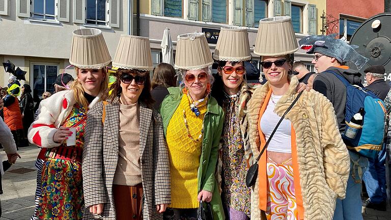 Als Stehlampen aus den 70ern, angelehnt an einen Partyhit, waren Kim, Christina, Sabrina, Dori und Jenny (von links) unterwegs.