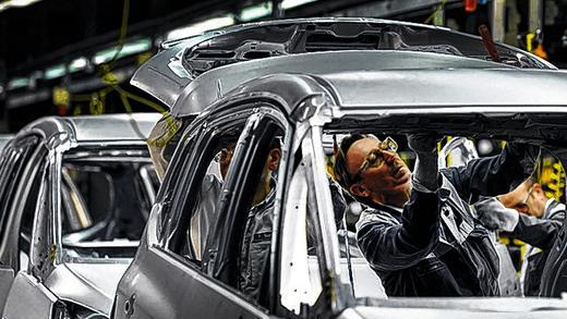 Gnadenfrist: Opel-Mitarbeiter im Werk Bochum überprüfen die Schweißnähte des Zafira-Tourer.DPA