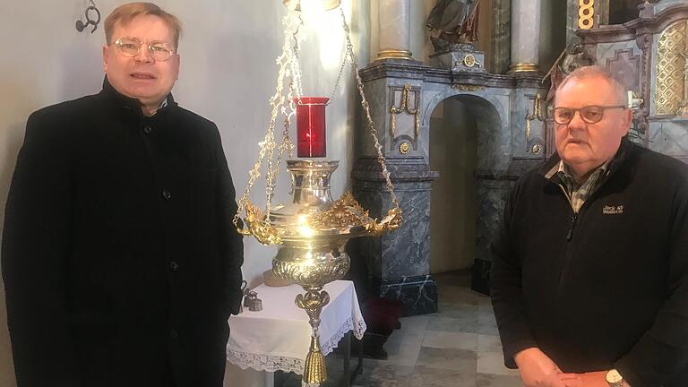 Pfarrer Uwe Hartmann, Spender Herbert Müller mit der restaurierten Ampel aus der Gründerzeit. Pfarrer Uwe Hartmann, Spender Herbert Müller mit der restaurierten Ampel aus der Gründerzeit.