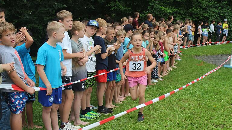 An der Laufstrecke wurden die teilnehmenden Kinder kräftig angefeuert. An der Laufstrecke wurden die teilnehmenden Kinder kräftig angefeuert.