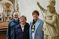 Der Hl. Georg als Schutzpatron der ehemaligen Klosterkirche ist saniert und gerettet, dank der Spenden, die der Freundeskreis Kartäusermuseum - im Bild Stephan Clobes und Sprecherin Andrea Trumpfheller - vor allem mit ehrenamtlichen Führungen eingenommen hat. Jutta Sokopp (Mitte) als Vertreterin der Kirchenverwaltung dankte herzlich.