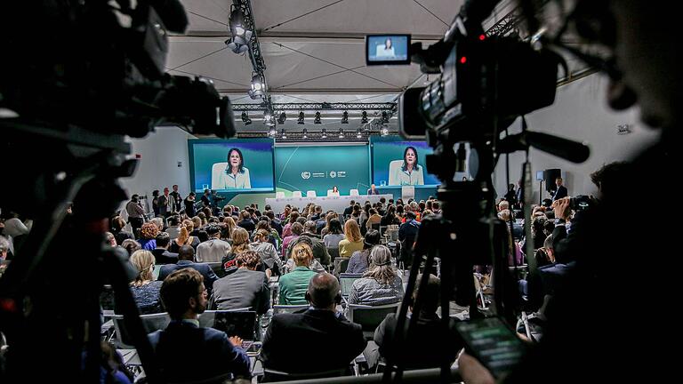 Weltklimakonferenz COP29 in Baku       -  Volles Haus bei der Pressekonferenz Baerbocks auf der Klimakonferenz.
