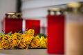 Babyleichen-Fund von Wallenfels       -  Blumen und Kerzen sind im November 2015 auf dem Fensterbrett eines Hauses in Wallenfels zu sehen. Nach dem Fund von acht Babyleichen beginnt jetzt der Mordprozess.