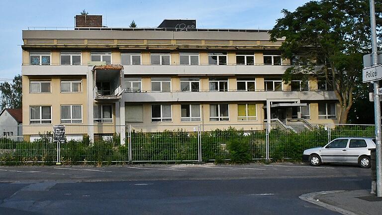 Noch steht der in den 1960er-Jahren gebaute Neubau des Kreiskrankenhauses. Für den Abriss waren Bodenuntersuchungen notwendig. Nachdem diese nun vorliegen, kann der Stadtrat in seiner nächsten Sitzung am 10. Oktober über den Abriss entscheiden. Die Arbeiten sollten zum Ende des Jahres erfolgen.