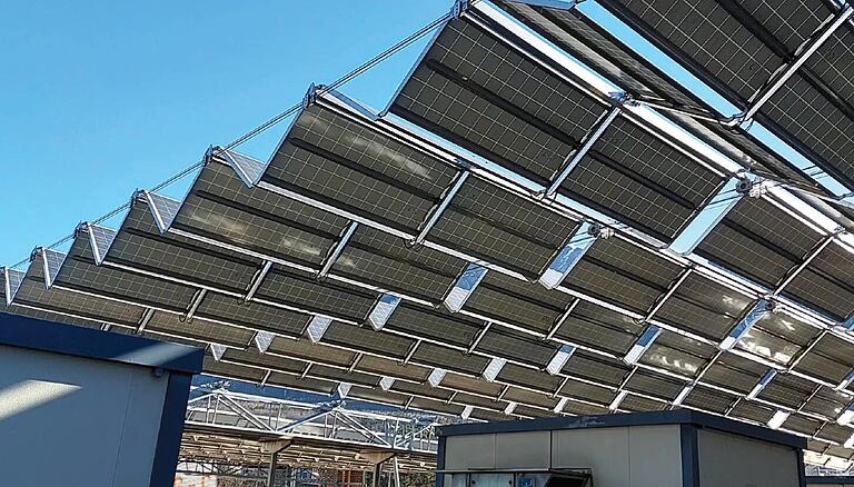 Das Solarfaltdach der Schweizer Firma dhp technology AG, angebracht auf der Kläranlage in Chur. Bei Bedarf kann die Anlage eingefahren werden und faltet sich auf ein Minimum ihrer Größe zusammen. Das Solarfaltdach der Schweizer Firma dhp technology AG, angebracht auf der Kläranlage in Chur. Bei Bedarf kann die Anlage eingefahren werden und faltet sich auf ein Minimum ihrer Größe zusammen.