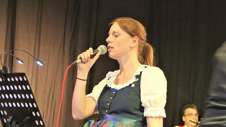 Die Klarinettistin Christina Schmitz bei ihrer Gesangseinlage mit „Gabriella's Song“       -  Die Klarinettistin Christina Schmitz bei ihrer Gesangseinlage mit „Gabriella's Song“