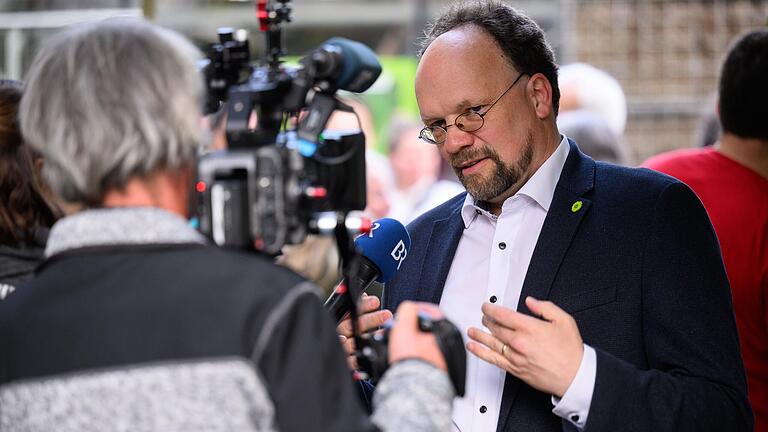 Patrick Friedl bei der Wahlparty&nbsp; der Würzburger Grünen:&nbsp; Er verlor knapp sein Direktmandat gegen Andrea Behr (CSU).&nbsp;&nbsp;