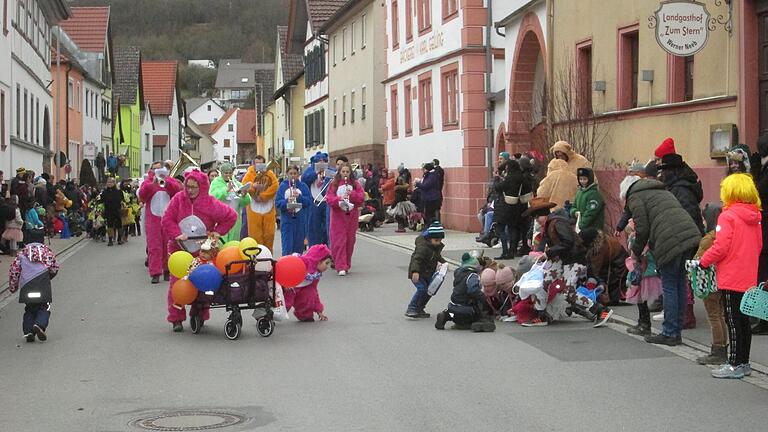Groß und Klein haben Spaß beim Faschingszug in Elfershausen. - Groß und Klein haben Spaß beim Faschingszug in Elfershausen. Groß und Klein haben Spaß beim Faschingszug in Elfershausen. - Groß und Klein haben Spaß beim Faschingszug in Elfershausen.