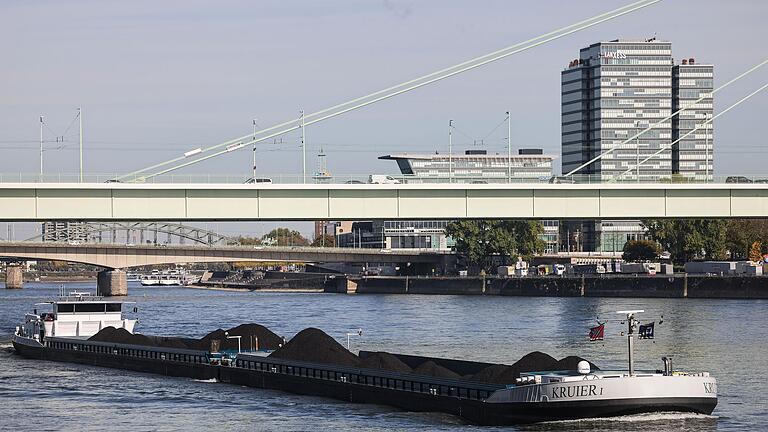 Kohlefrachter auf dem Rhein       -  Binnenschiffe werden wegen der Transformation zur Klimaneutralität künftig weniger Kohle und Öl transportieren.