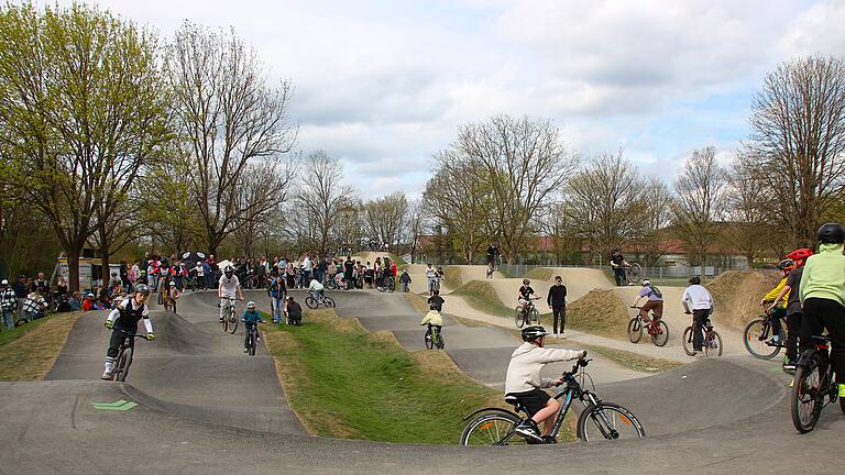 Bikepark Hammelburg - Der Pumptrack kann vor allem Anfängern helfen, die eigenen Fähigkeiten zu verbessern. Bikepark Hammelburg - Der Pumptrack kann vor allem Anfängern helfen, die eigenen Fähigkeiten zu verbessern.
