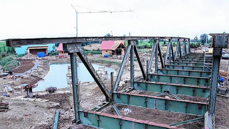 1,6 Hektar ist der Biergarten groß. Links neben der Brücke entsteht die Terrasse des Restaurants, von der aus die Brücke auf die andere Seite des Sees führt. 1,6 Hektar ist der Biergarten groß. Links neben der Brücke entsteht die Terrasse des Restaurants, von der aus die Brücke auf die andere Seite des Sees führt.
