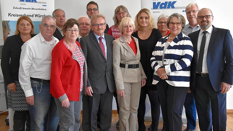 Der neue VdK-Kreisvorstand mit der Kreisgeschäftsführung. (von links) Kreisgeschäftsführerin  Christiane Straub, Paul Löhlein, Volker Stawski, Margarete Amthor, Horst Röder, Bezirksgeschäftsführer Carsten Vetter, Helmuth Gerbig, Dr. Christiane Scheller, Lilo Noell, Sonja Buchberger, Rita Mocker, Irmgard Lorenz, Siegbert Schneider und Stellvertretender Landesgeschäftsführer VdK Bayern Herbert Lochbrunner Foto: VdK Würzburg